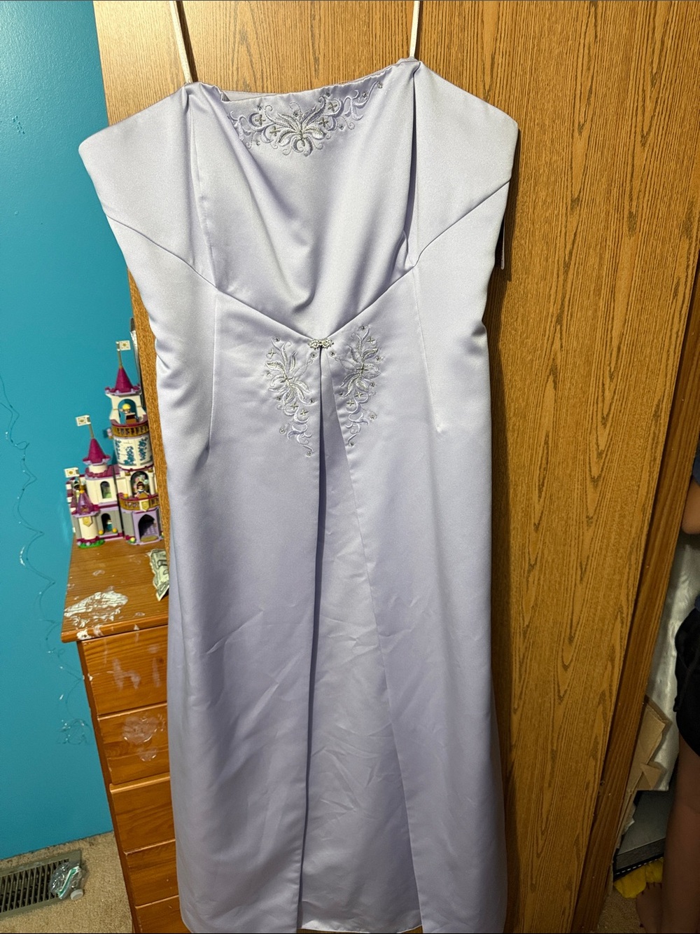 Elegant Strapless Lavender Satin Evening Dress with Embroidered Detail